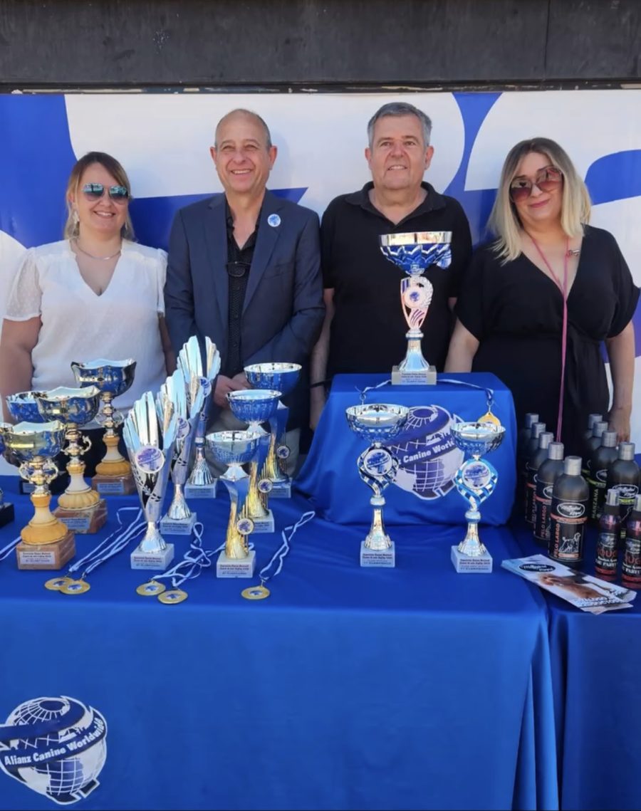 Yolanda García junto al resto del jurado y los trofeos de un concurso de Allianz Canine Worldwide